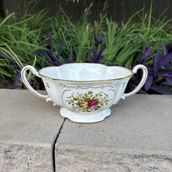 Royal Albert Old Country Roses Footed Serving Bowl w Handles - Picture 1 of 5